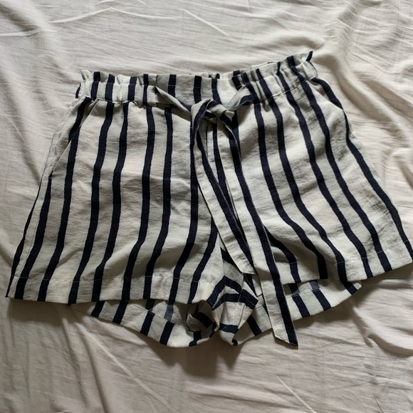 Lines shorts - Picture 2 of 3